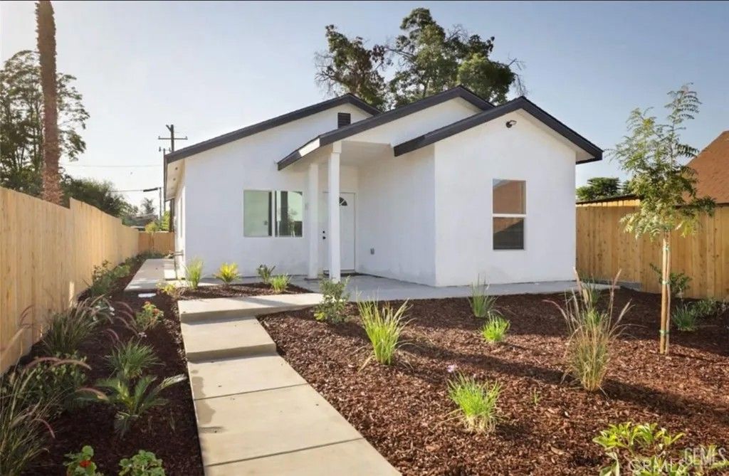 Photo of 310 Ohio Drive #B, Bakersfield, CA 93307 (MLS # DW26065157)