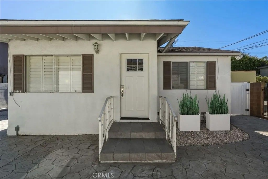 Photo of 10848 Huston Street, North Hollywood, CA 91601 (MLS # SR25282249)