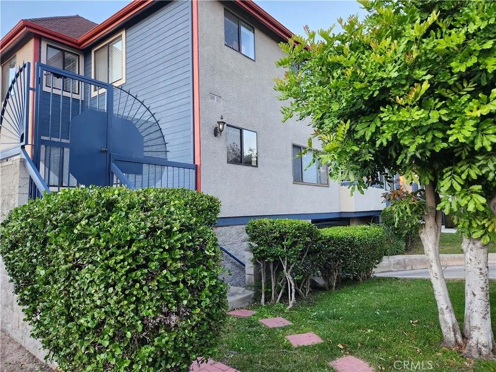 Photo of 1131 E Doran St #105, Glendale, CA 91206 (MLS # GD26078602)