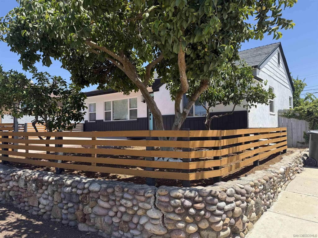 Photo of 1661 Colfax Dr, Lemon Grove, CA 91945 (MLS # 260018601)