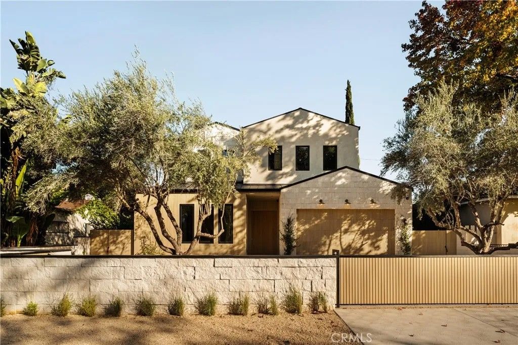 Photo of 4724 Halbrent Ave, Sherman Oaks, CA 91403 (MLS # SR26084259)