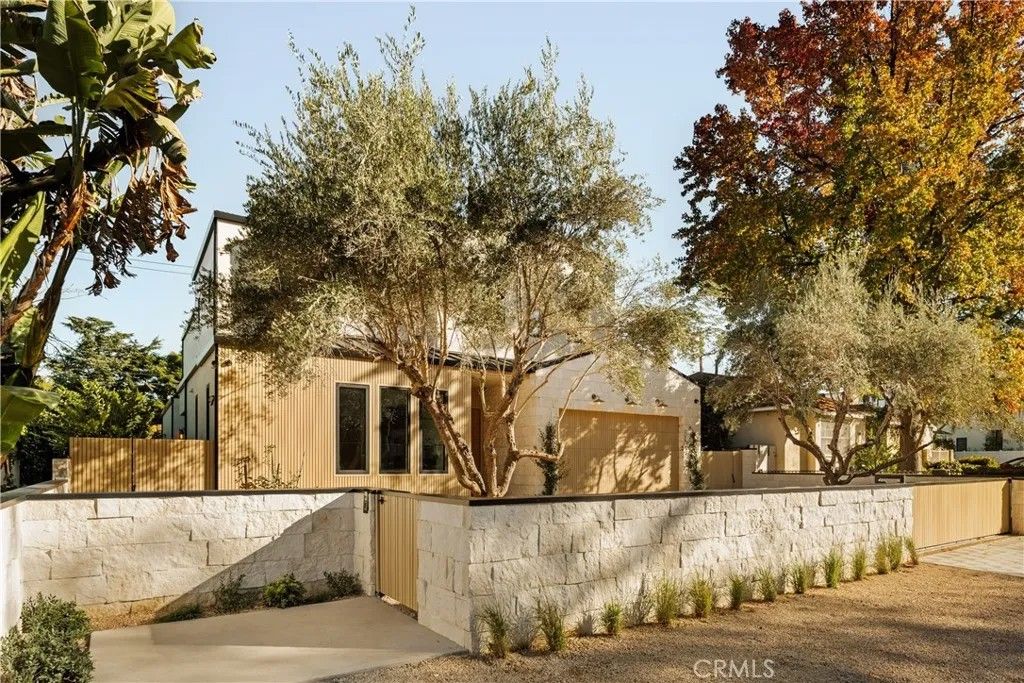 Photo of 4724 Halbrent Ave, Sherman Oaks, CA 91403 (MLS # SR26084259)