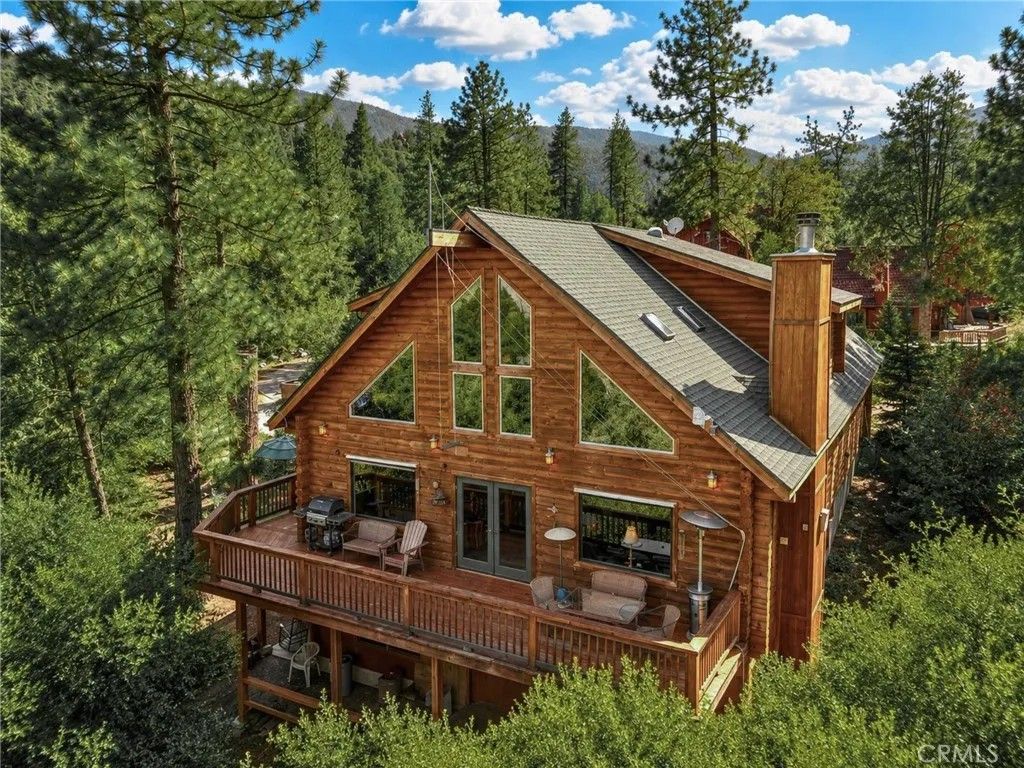 Photo of 15817 Edgewood Way, Pine Mountain Club, CA 93222 (MLS # SR26102832)