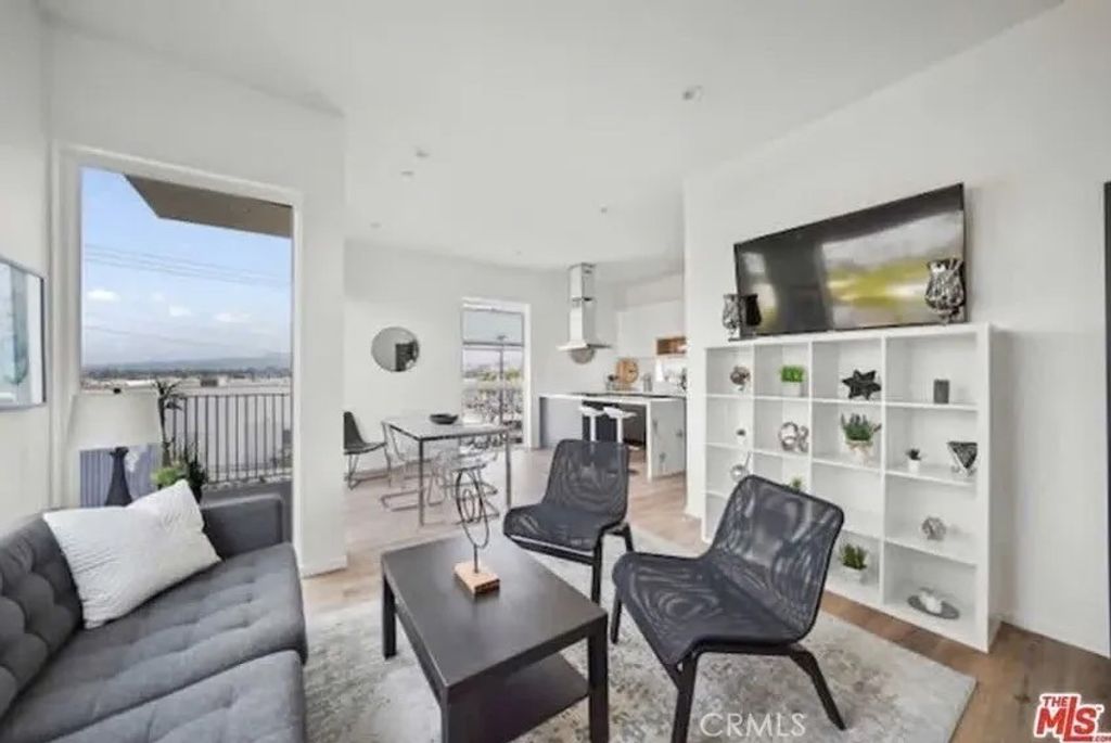 Photo of 4537 W 16th #1/2, Los Angeles, CA 90019 (MLS # SR26057629)