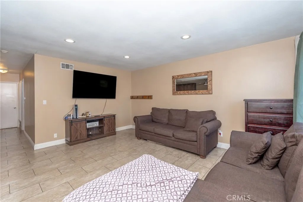 1143 S Clifpark