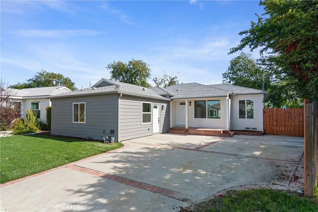 Photo of 6714 Jellico Ave, Lake Balboa, CA 91406 (MLS # SR26040386)