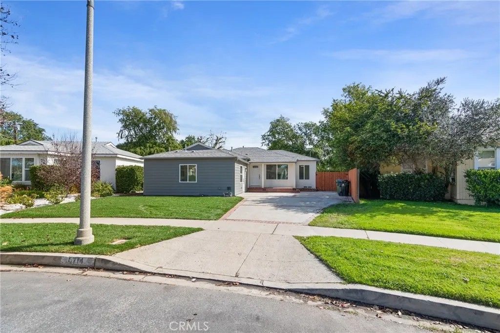 Photo of 6714 Jellico Ave, Lake Balboa, CA 91406 (MLS # SR26040386)