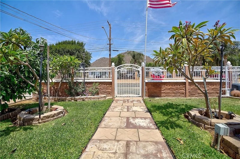 10884 Cypress ave