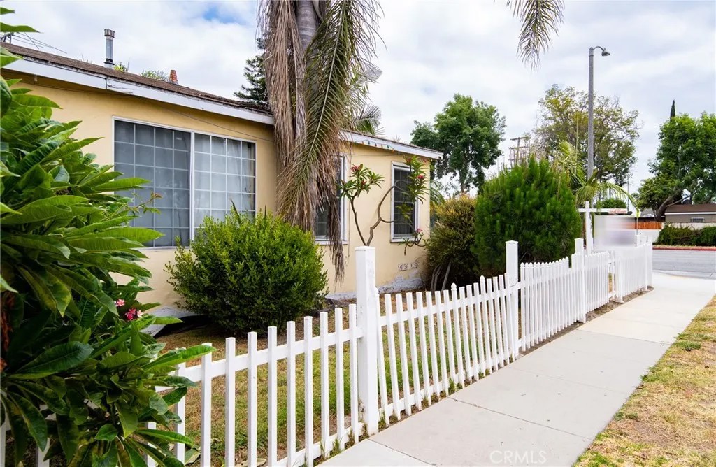 4001 E Imperial