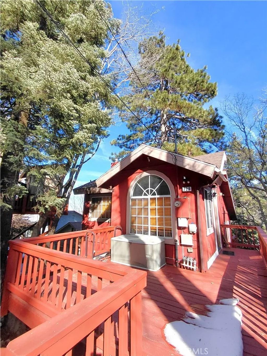 Photo of 729 E Victoria Court, Lake Arrowhead, CA 92352 (MLS # HD26054224)