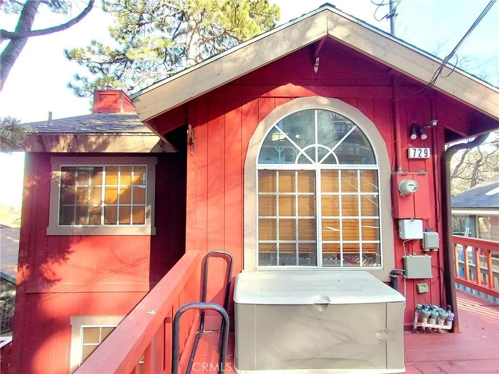 Photo of 729 E Victoria Court, Lake Arrowhead, CA 92352 (MLS # HD26054224)