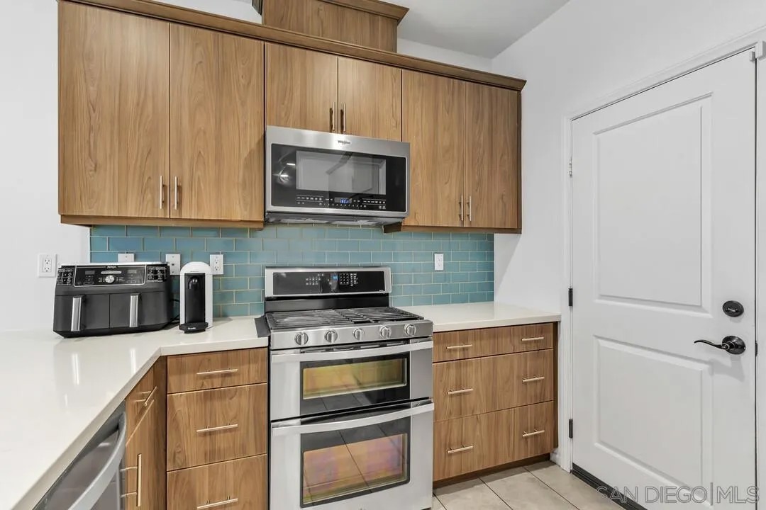 1961 Avenida Citron 115