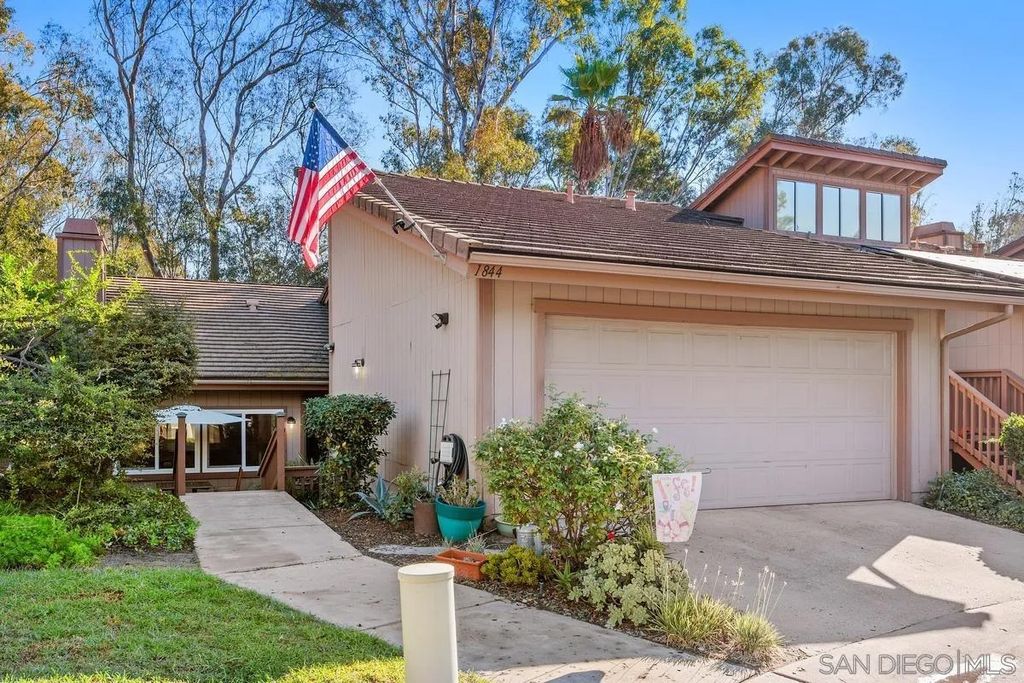 Photo of 1844 Wintergreen Glen, Escondido, CA 92026 (MLS # 250044012)