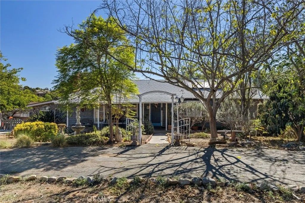 Photo of 1555 Hillcrest Ln, Fallbrook, CA 92028 (MLS # OC25248683)