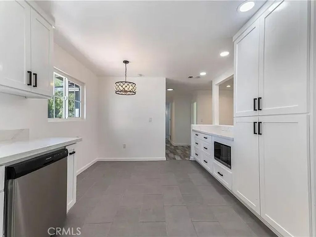 Photo of 636 E. Avenida De Los Robles, Thousand Oaks, CA 91360 (MLS # SR25267860)