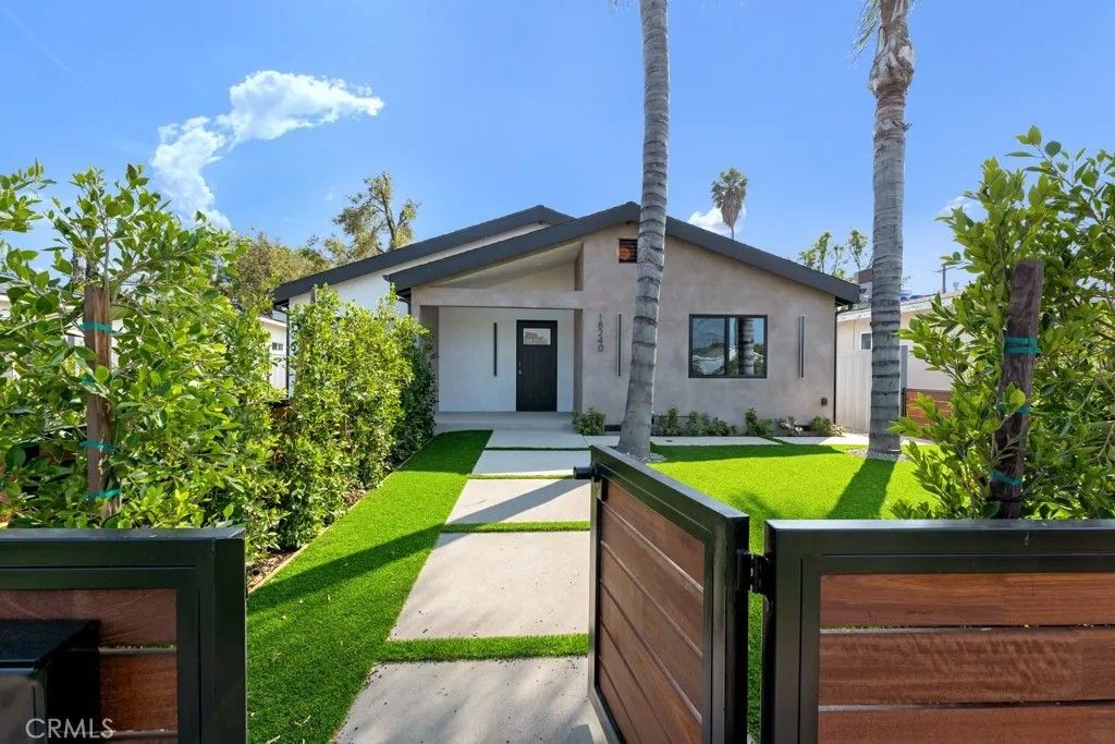 Photo of 18240 Hartland Street, Reseda, CA 91335 (MLS # SR26033677)