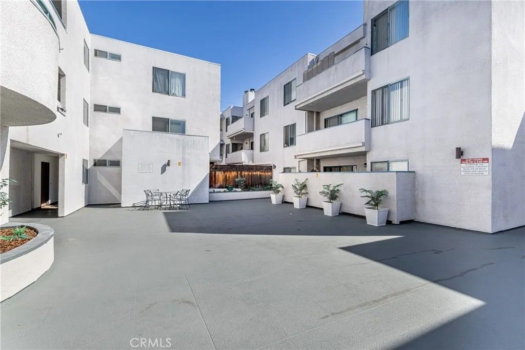 Photo of 14610 Erwin St #212, Van Nuys, CA 91411 (MLS # CV26041809)