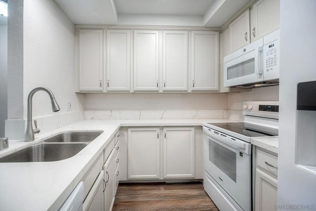 Photo of 432 Edgehill Lane #165, Oceanside, CA 92054 (MLS # 260004205)