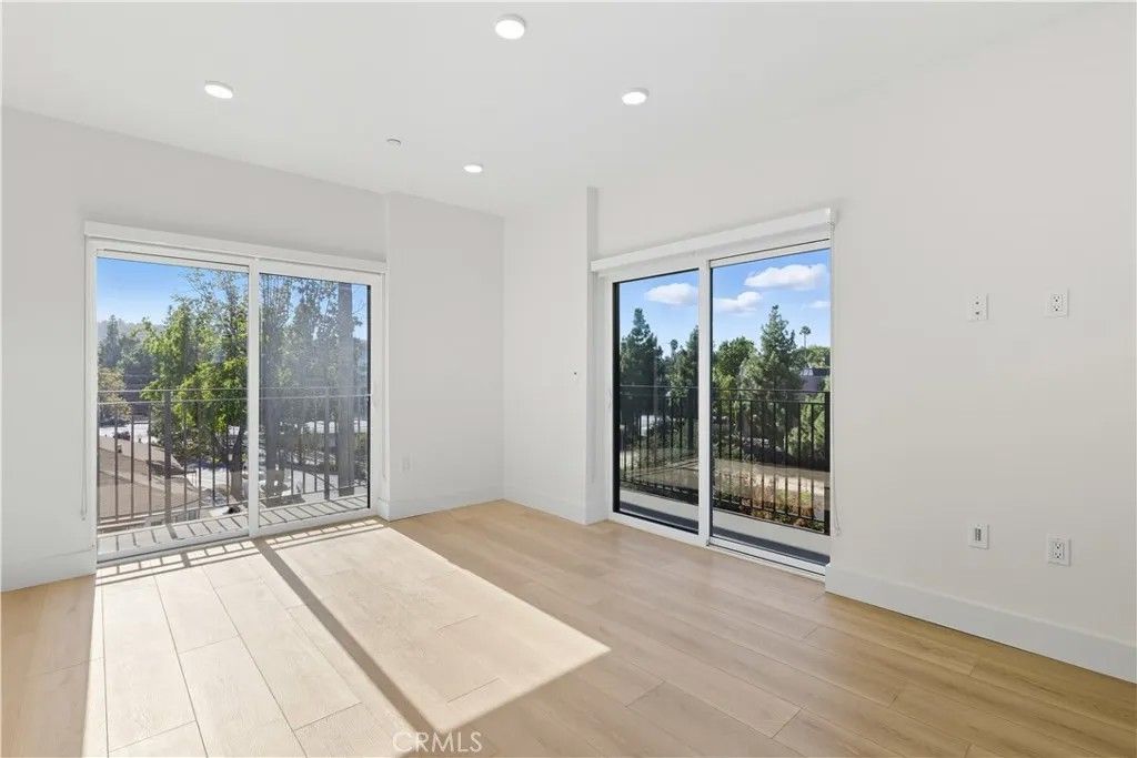Photo of 12078 Guerin Street #406, Studio City, CA 91604 (MLS # SR25269549)