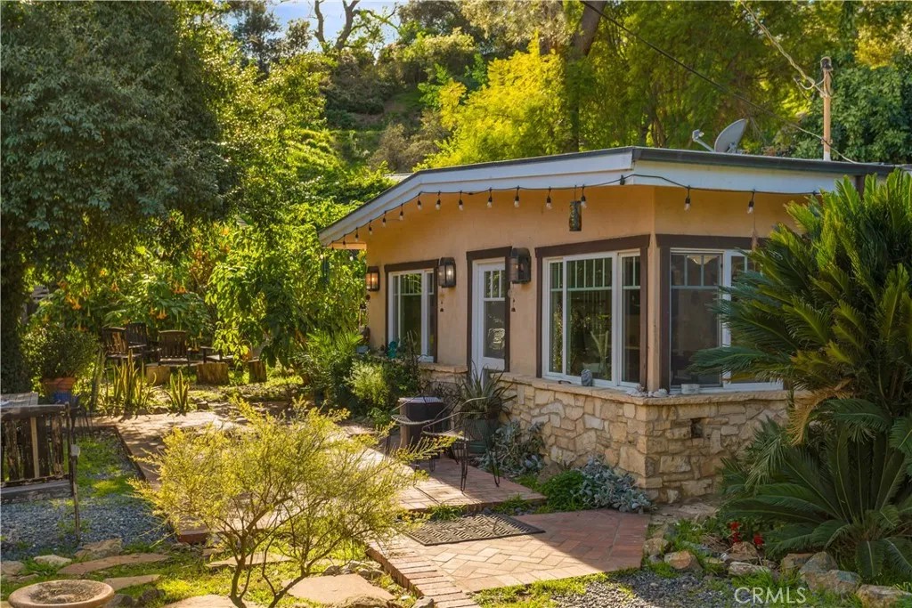 1027 S Live Oak Park