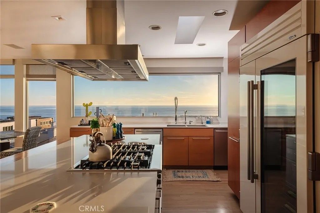 Photo of 121 16th Street, Manhattan Beach, CA 90266 (MLS # SB26063616)