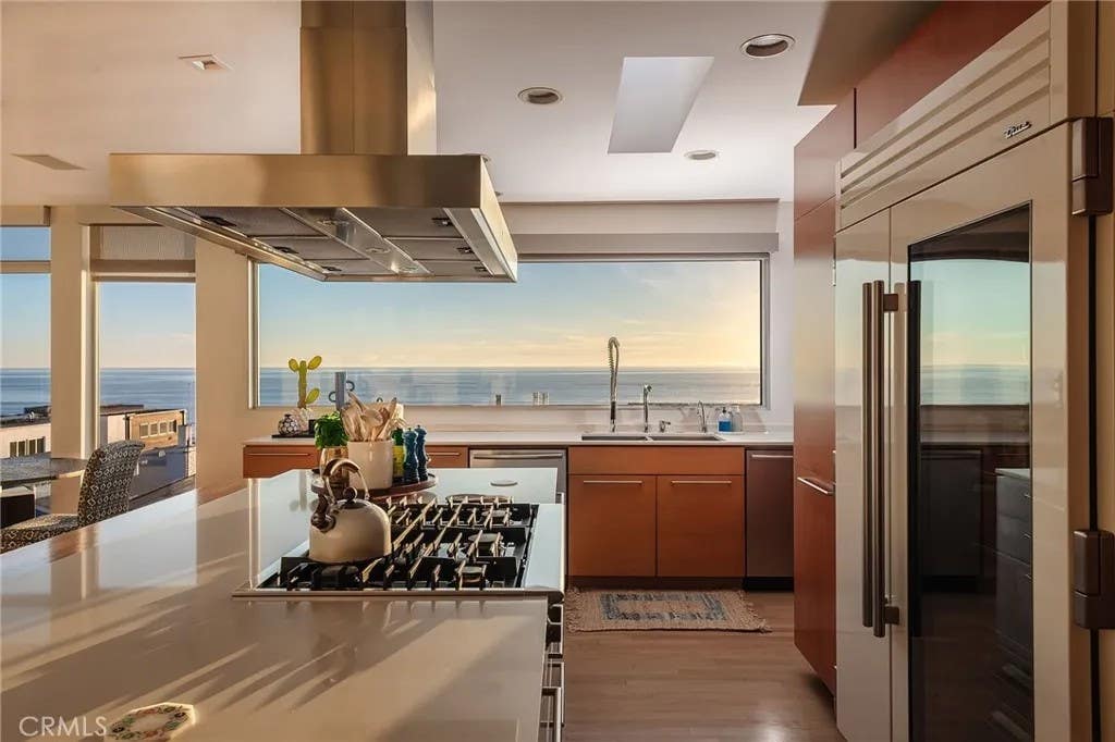 Photo of 121 16th Street, Manhattan Beach, CA 90266 (MLS # SB26063616)