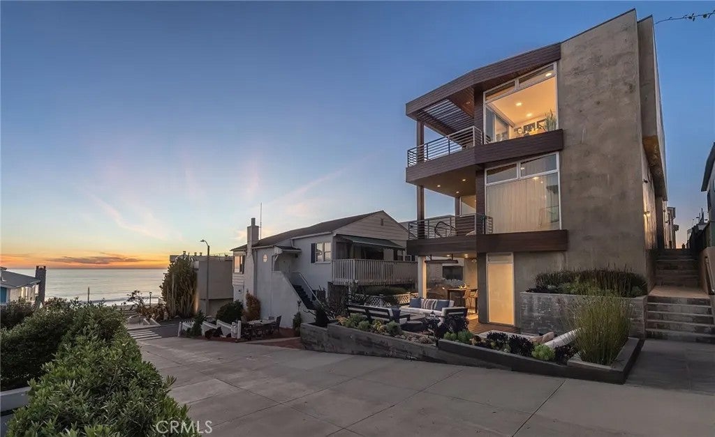 Photo of 121 16th Street, Manhattan Beach, CA 90266 (MLS # SB26063616)
