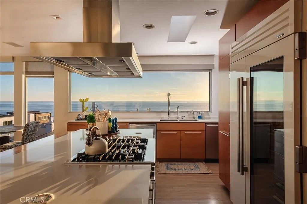 Photo of 121 16th Street, Manhattan Beach, CA 90266 (MLS # SB26063616)