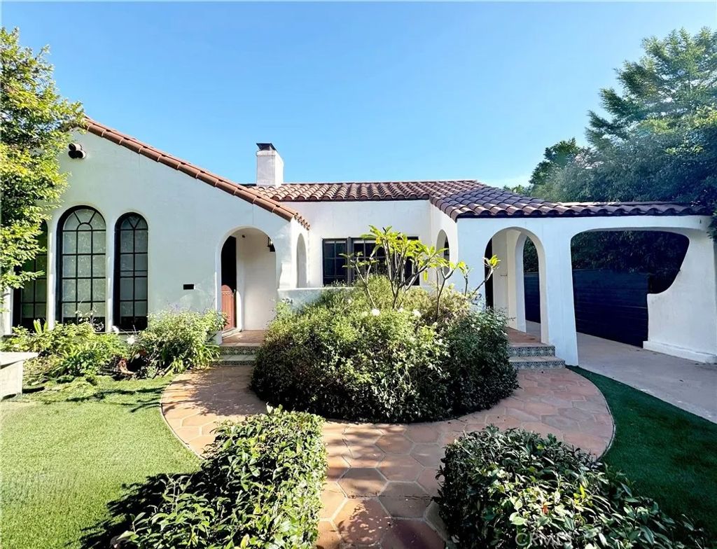 Photo of 822 N Stanley Ave, Los Angeles, CA 90046 (MLS # SR25280459)