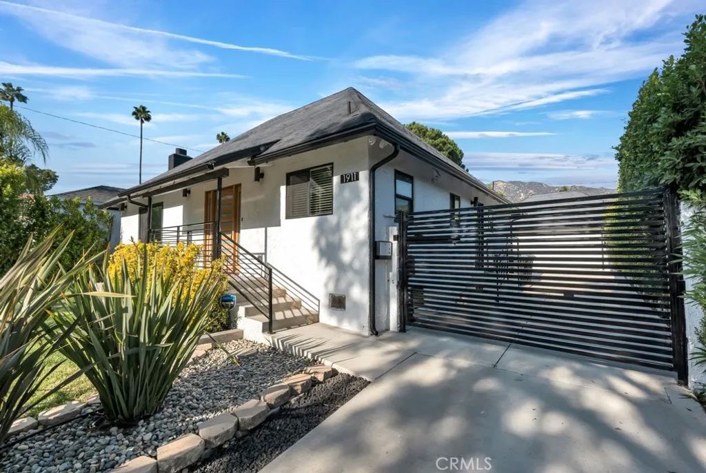 Photo of 1911 W Kenneth Rd, Glendale, CA 91201 (MLS # SR26053108)