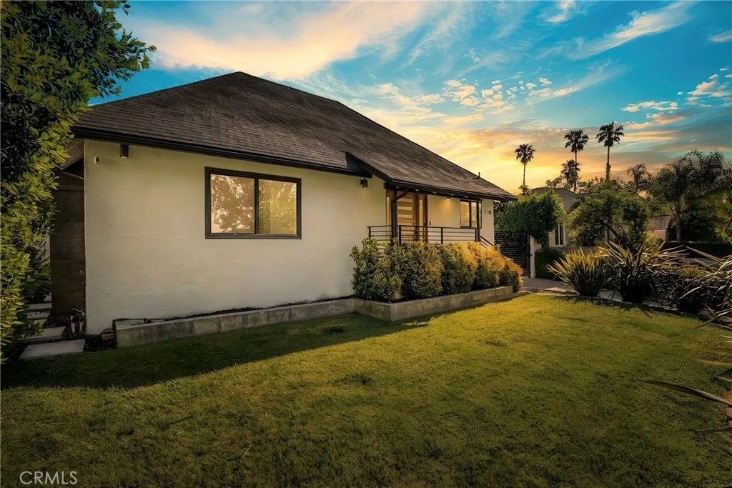 Photo of 1911 W Kenneth Rd, Glendale, CA 91201 (MLS # SR26053108)