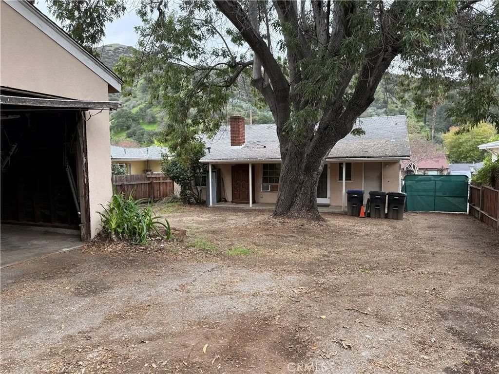 Photo of 2133 E E Chevy Chase Dr Drive, Glendale, CA 91206 (MLS # GD25272092)