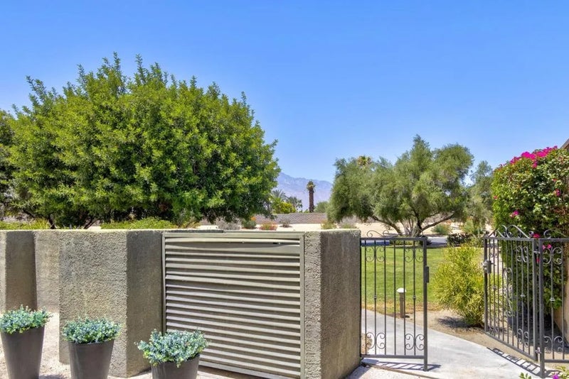 552 Desert West Drive