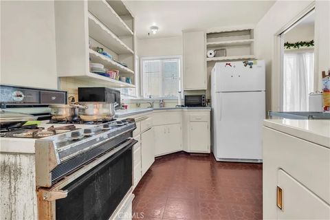 Tiny photo for 911 Hawaiian Ave, Wilmington, CA 90744 (MLS # DW25239933)