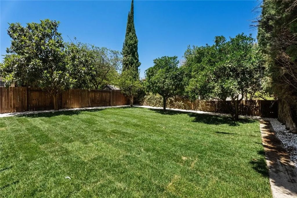 Photo of 19701 Blythe Street, Winnetka, CA 91306 (MLS # SR26023669)