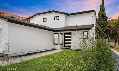 Photo of 19701 Blythe Street, Winnetka, CA 91306 (MLS # SR26023669)