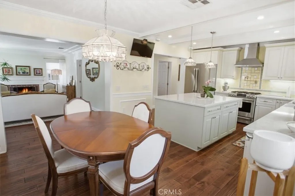 2049 E Glenoaks