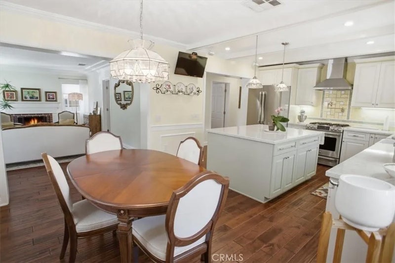 2049 E Glenoaks