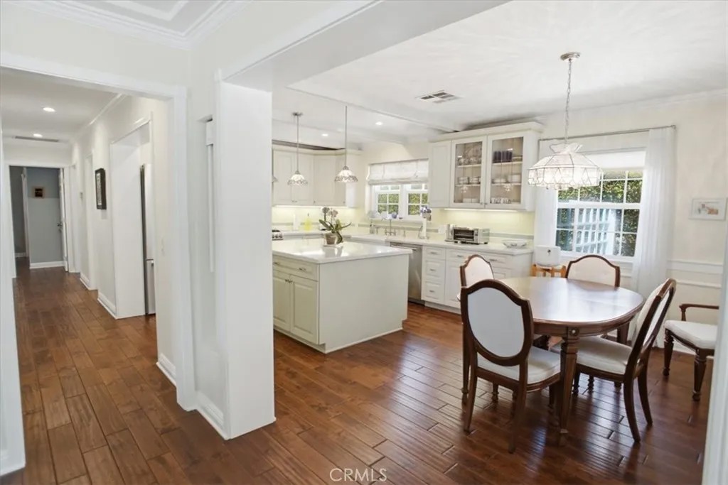 2049 E Glenoaks