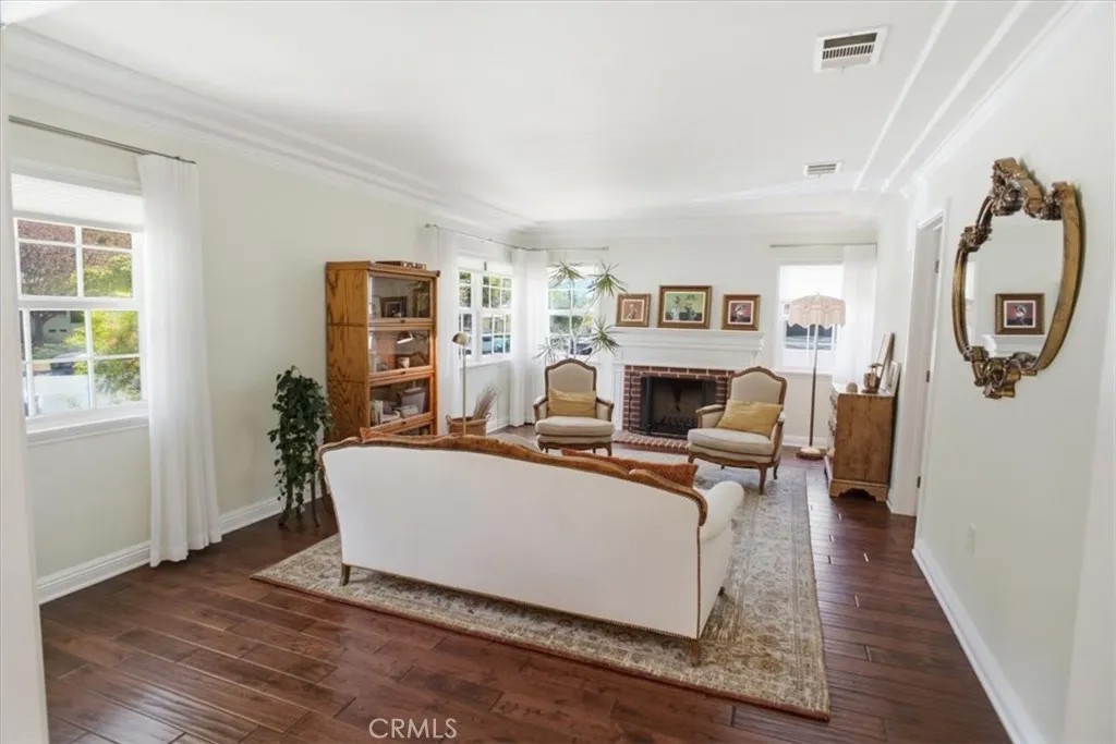 2049 E Glenoaks