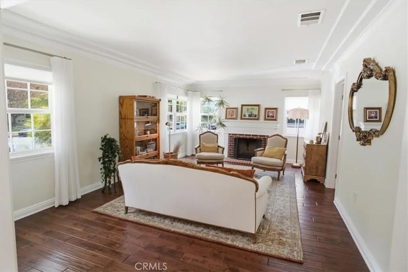 2049 E Glenoaks