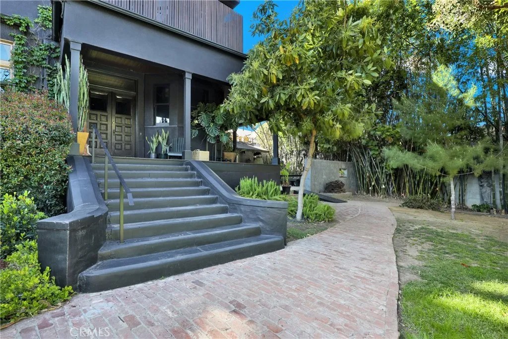 801 E Edgeware Road