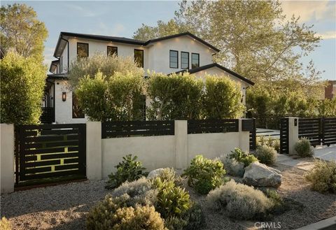 Photo of 13024 Bloomfield Street, Studio City, CA 91604 (MLS # SR26058012)