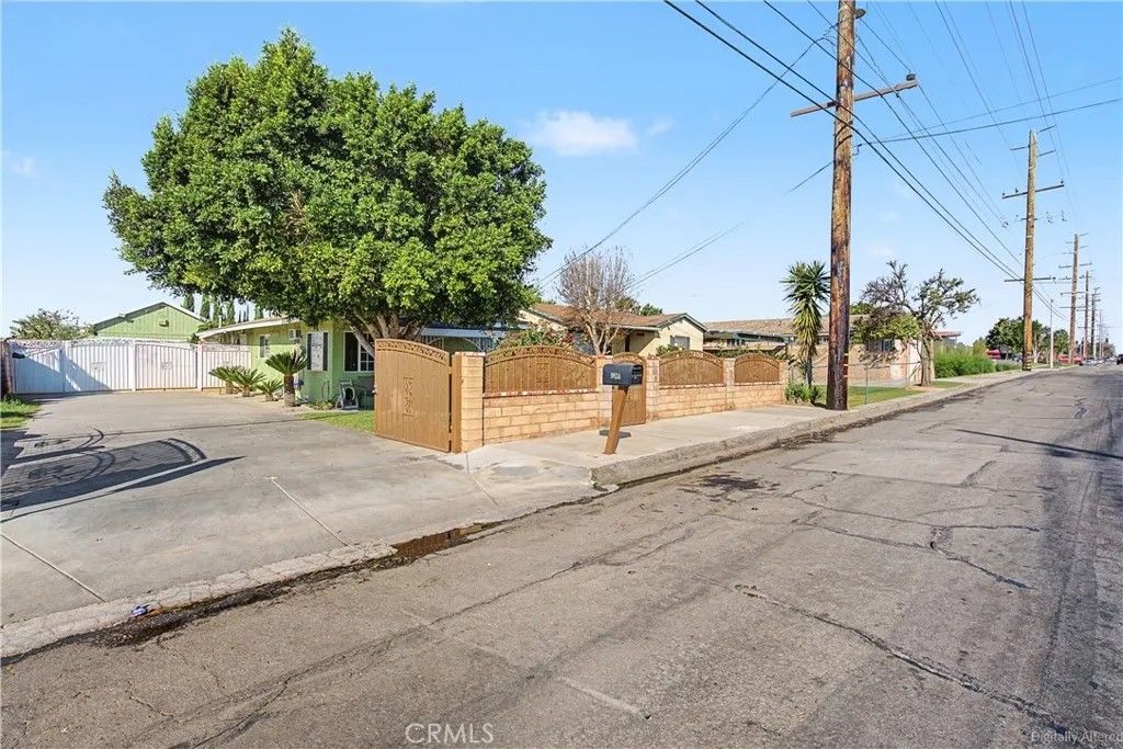 Photo of 9824 Linden Avenue, Bloomington, CA 92316 (MLS # IV26030370)