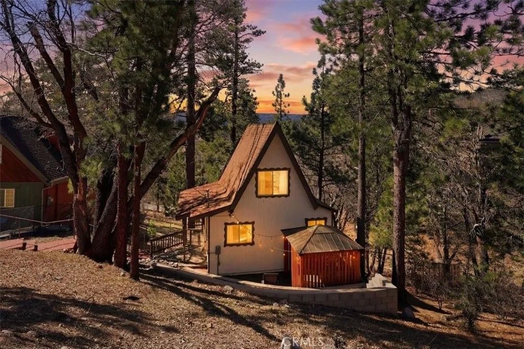 Photo of 1146 Ridge Rd, Fawnskin, CA 92333 (MLS # IG26060908)