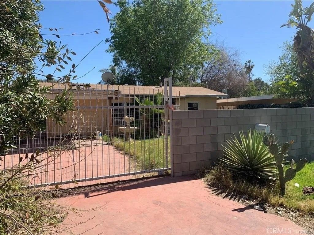 Photo of 3132 Ridgeview Dr, Altadena, CA 91001 (MLS # DW26092252)