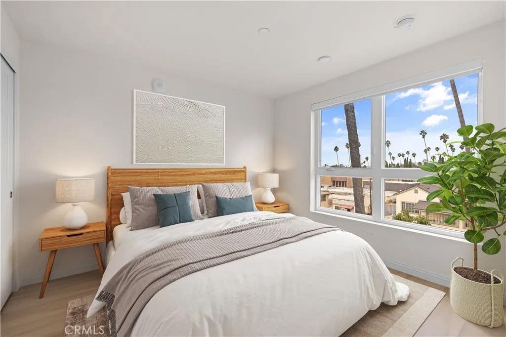 Photo of 1818 S Norton Avenue #401, Los Angeles, CA 90018 (MLS # AR25160089)