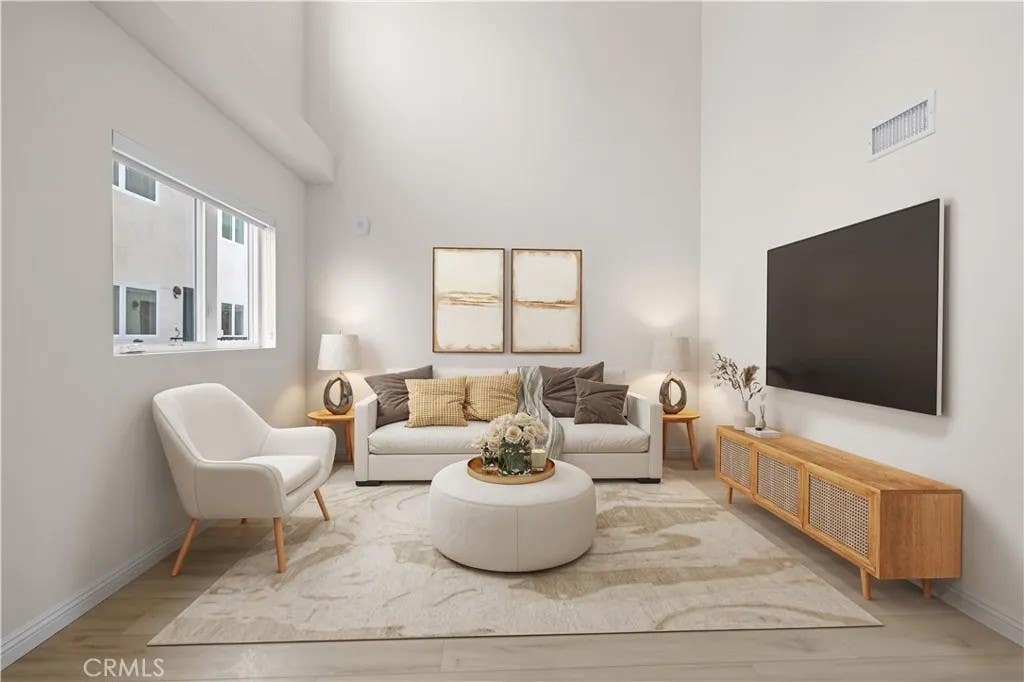 Photo of 1818 S Norton Avenue #401, Los Angeles, CA 90018 (MLS # AR25160089)