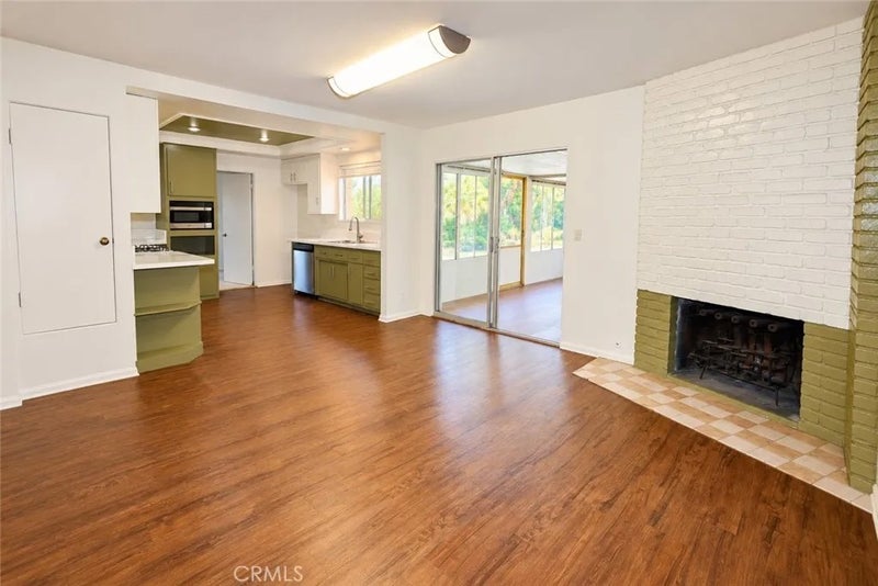 1087 N Greengrove