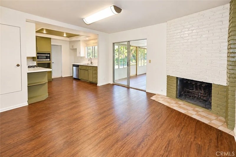 1087 N Greengrove